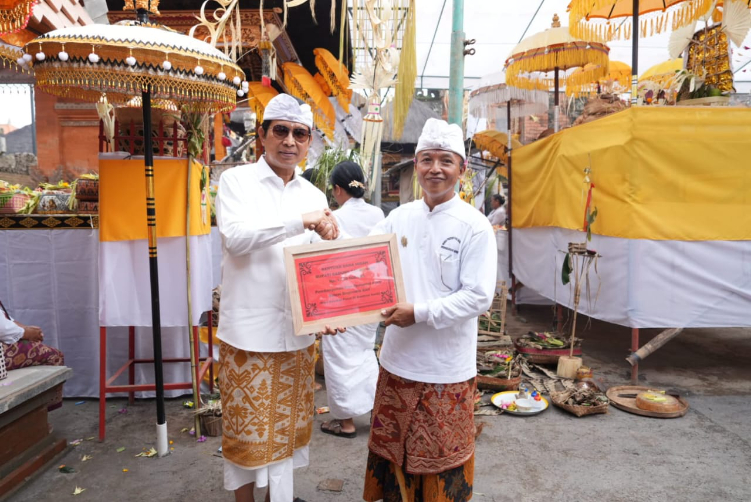 Bupati Wayan Adi Arnawa menghadiri karya melaspas dan mendem pedagingan sekaligus menandatangani prasasti di Pura Kawitan Pusat Bendesa Gerih, Desa Abiansemal, Kecamatan Abiansemal, Rabu (9/4).