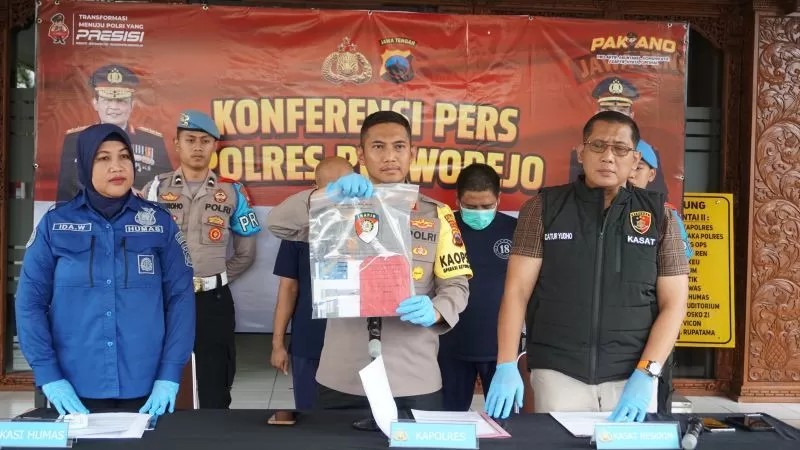 Kapolres Purworejo AKBP Andry Agustiano memimpin konfrensi pers terkait kasus pencurian dengan modus ganjal kartu ATM.