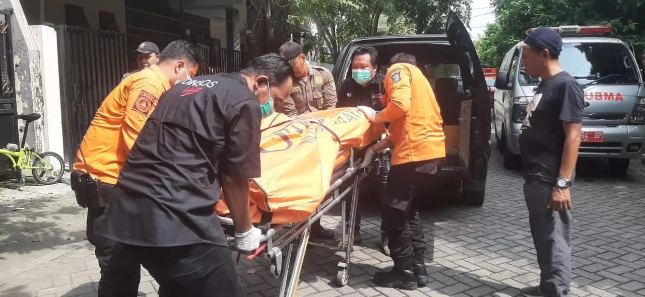 SEJOLI: Petugas evakuasi jenazah korban sepasang kekasih di Sidosermo Indah Surabaya.