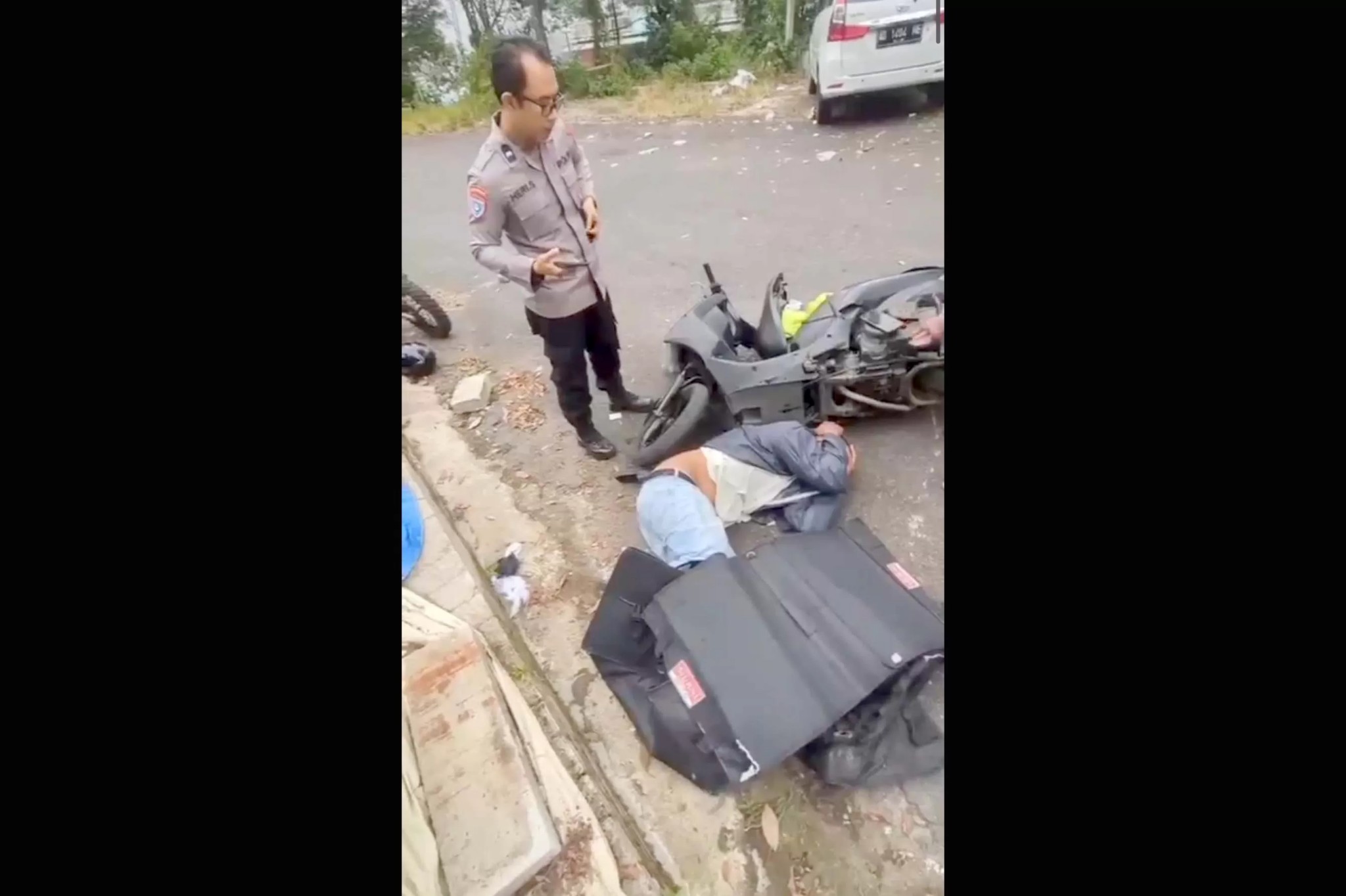 Seorang pria dikeroyok lantaran diduga mencuri helm pendaki Basecamp Cemorosewu di Ngancar, Plaosan, Senin (7/4/2025) sore.