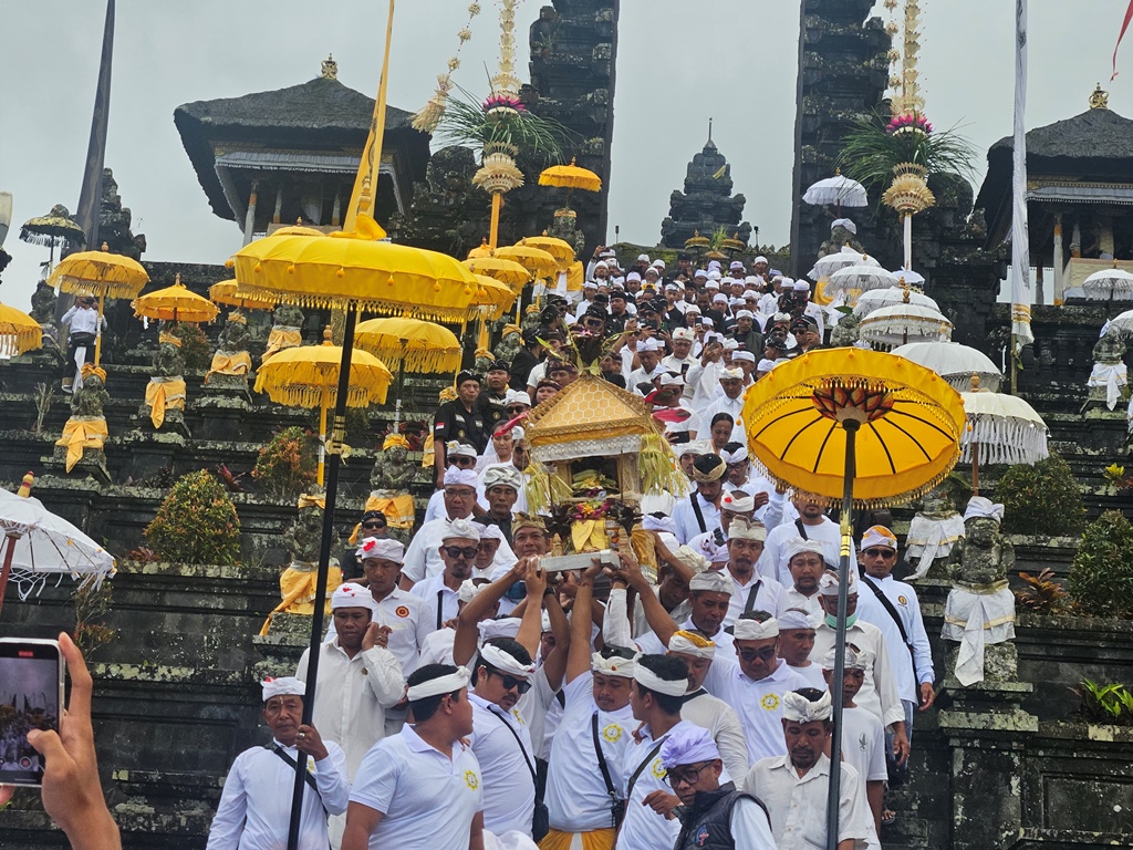 MELASTI: Ribuan umat mengikuti prosesi suci melasti sebagai bagian dari rangkaian Karya Ida Bhatara Turun Kabeh di Pura Agung Besakih, Rendang, Karangasem, Kamis (10/4).