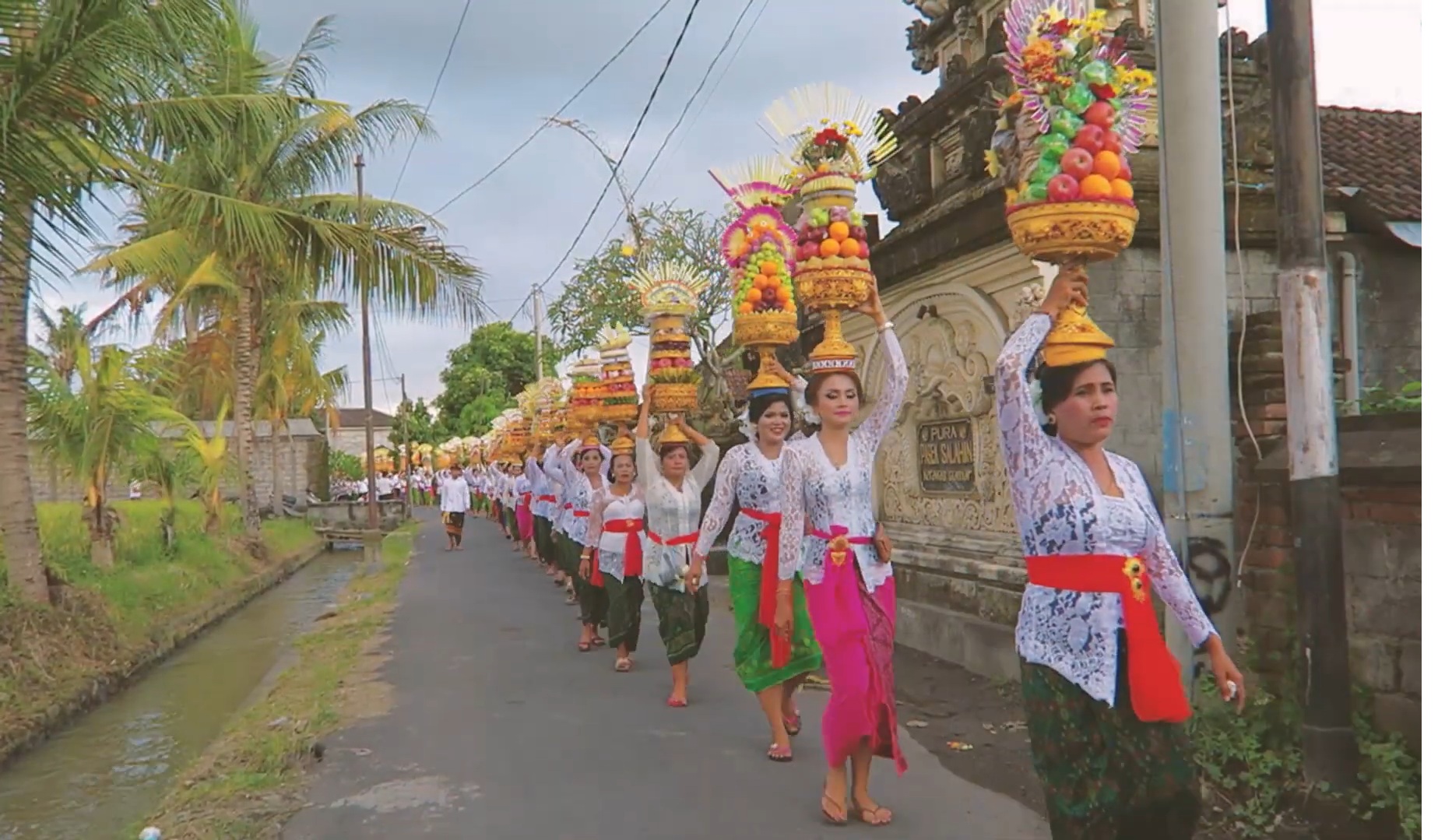 Membawa banten dengan cara nyuun atau meletakkan banten di atas kepala adalah cara yang utama