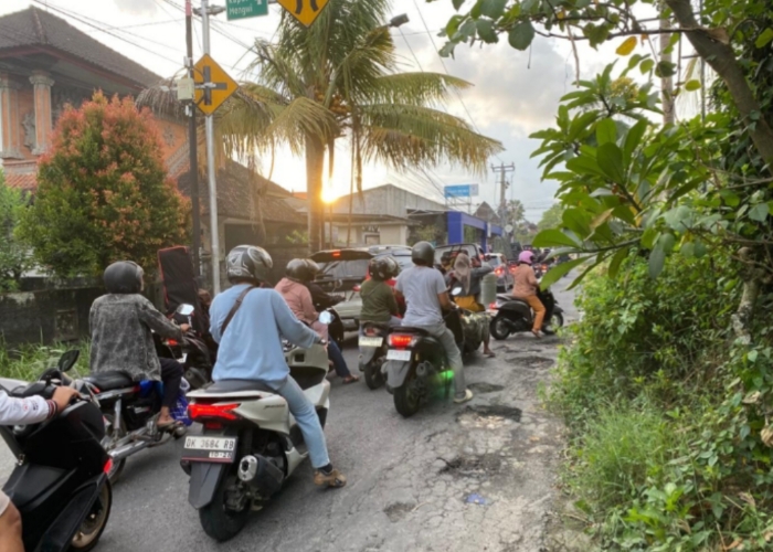 RUSAK: Kondisi salah satu titik di ruas Jalan Raya Carik Aban, Desa Darmasaba, Abiansemal yang mengalami kerusakan.