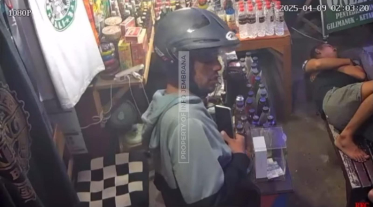 Seorang pria tertangkap kamera pengawas mencuri di pasar Gilimanuk