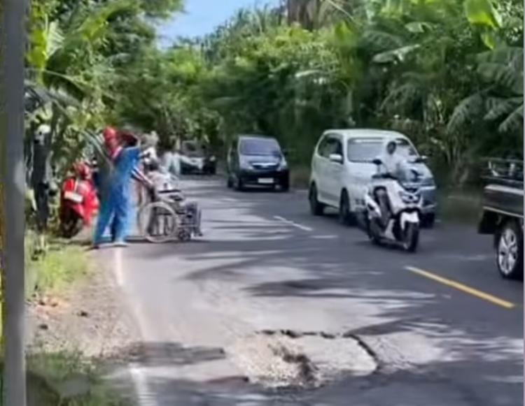 Kecelakaan Akibat Jalan Berlubang Di Jalur Denpasar-Karangasem