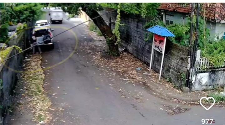 Seorang pengemudi mobil terekam membuang sampah sembarangan  di pinggir jalan
