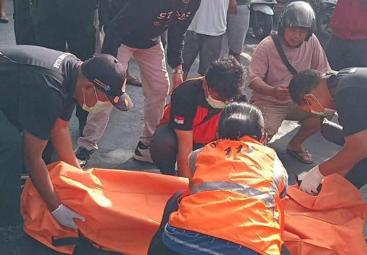 BPBD Kota Denpasar mengevakuasi jenazah korban kecelakaan
