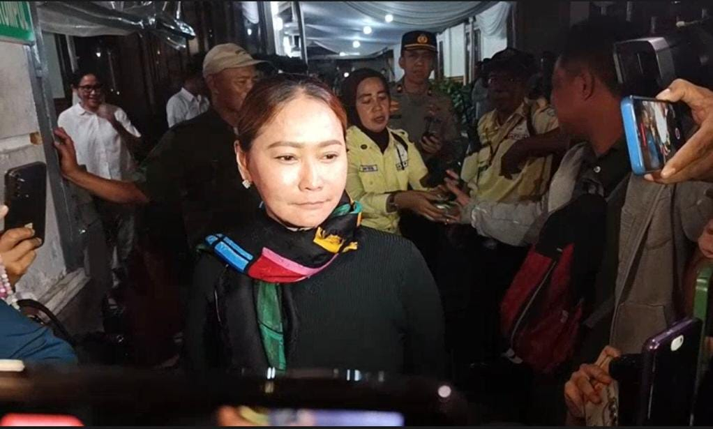 Sambil Tahan Tangis Inul Daratista Datang ke Rumah Duka mendiang Titiek Puspa