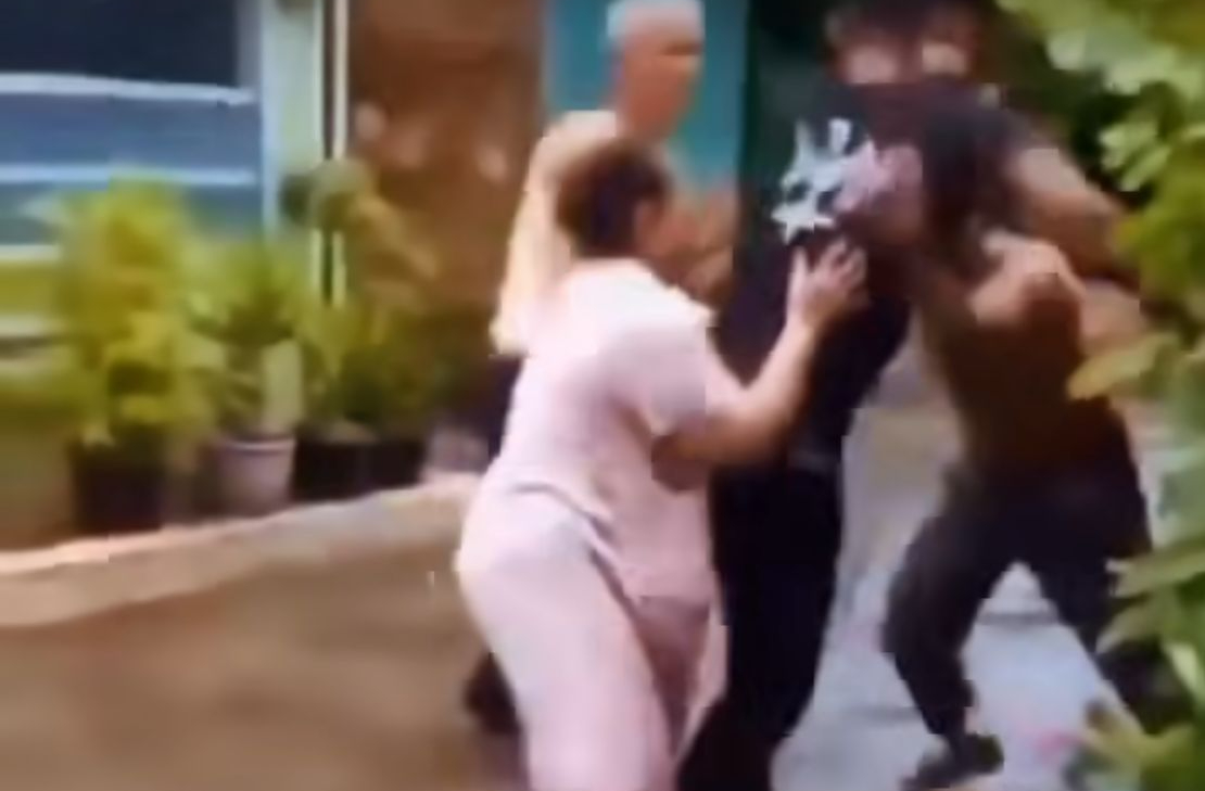 Pria Berbaju Hitam Ngamuk dan Hantam Pemilik Rumah di Medan Barat