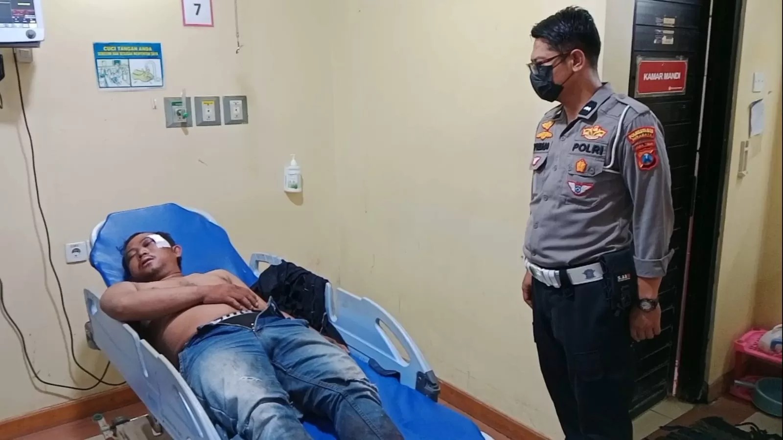 Zainal Arifin dirawat di rumah sakit setelah dihajar massa di Medokan Semampir, Surabaya, Rabu (9/4/2025).