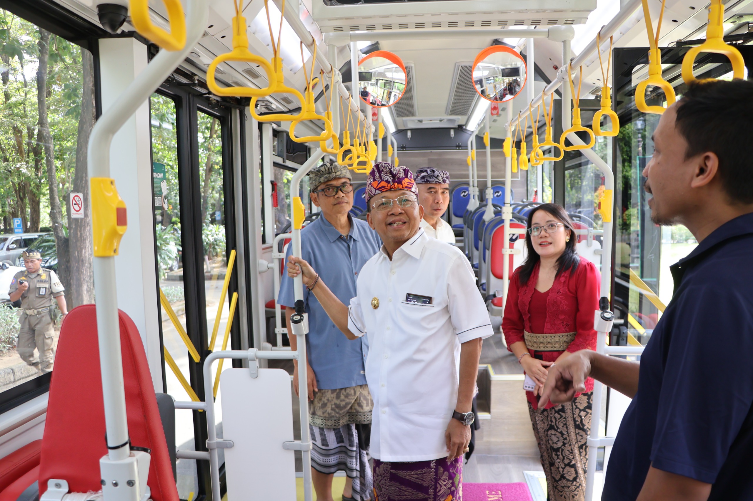 BUS : Gubernur Koster tengah melihat bus listrik ramah lingkungan.