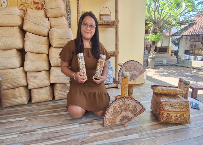 PENGUSAHA MUDA : Komang Kirtania Hari Arati menunjukkan tumbler bergambar lukisan Wayang Kamasan, Klungkung.