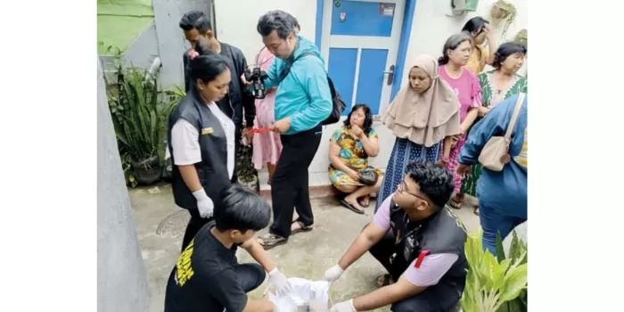 BAYI: Warga RW 1, Kelurahan Jodipan, Kecamatan Blimbing ikut mengevakuasi bayi perempuan yang ditemukan mengapung di Sungai Brantas (10/4/2025)