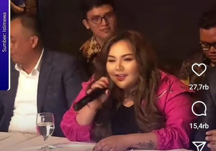 Lisa Mariana saat menggelar konferensi pers soal hubungannya dengan Ridwan Kamil