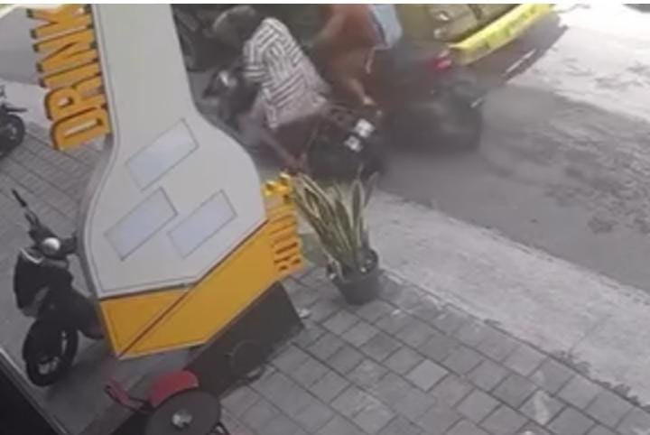 Terekam bule menendang pengendara wanita