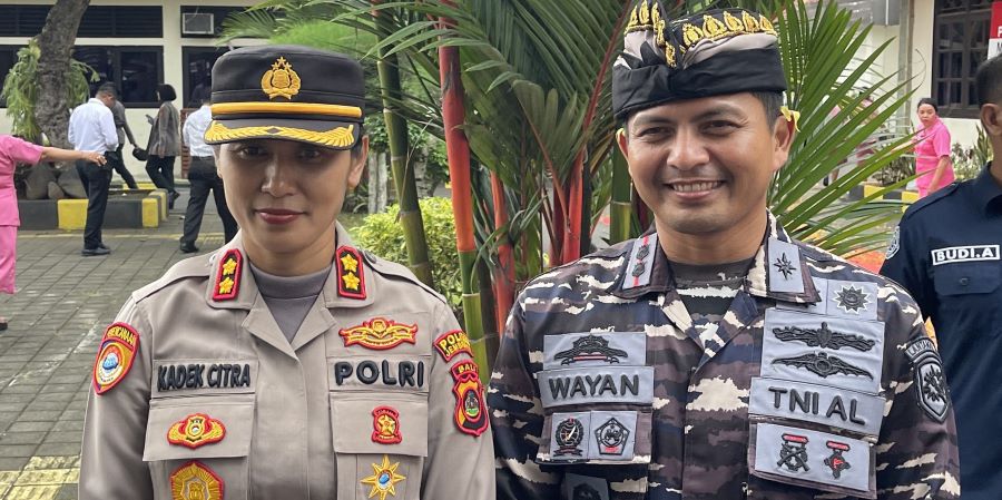 Kapolres Jembrana AKBP Kadek Citra Dewi Suparwati (kiri) bersama suami.