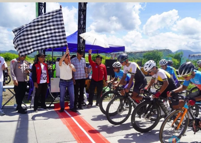 Bupati Klungkung I Made Satria bersama Wakil Bupati Tjokorda Gde Surya Putra secara resmi membuka ajang Race Liga Balap Ubung Seri 2 Klungkung yang digelar di Kawasan Pusat Kebudayaan Bali (PKB).