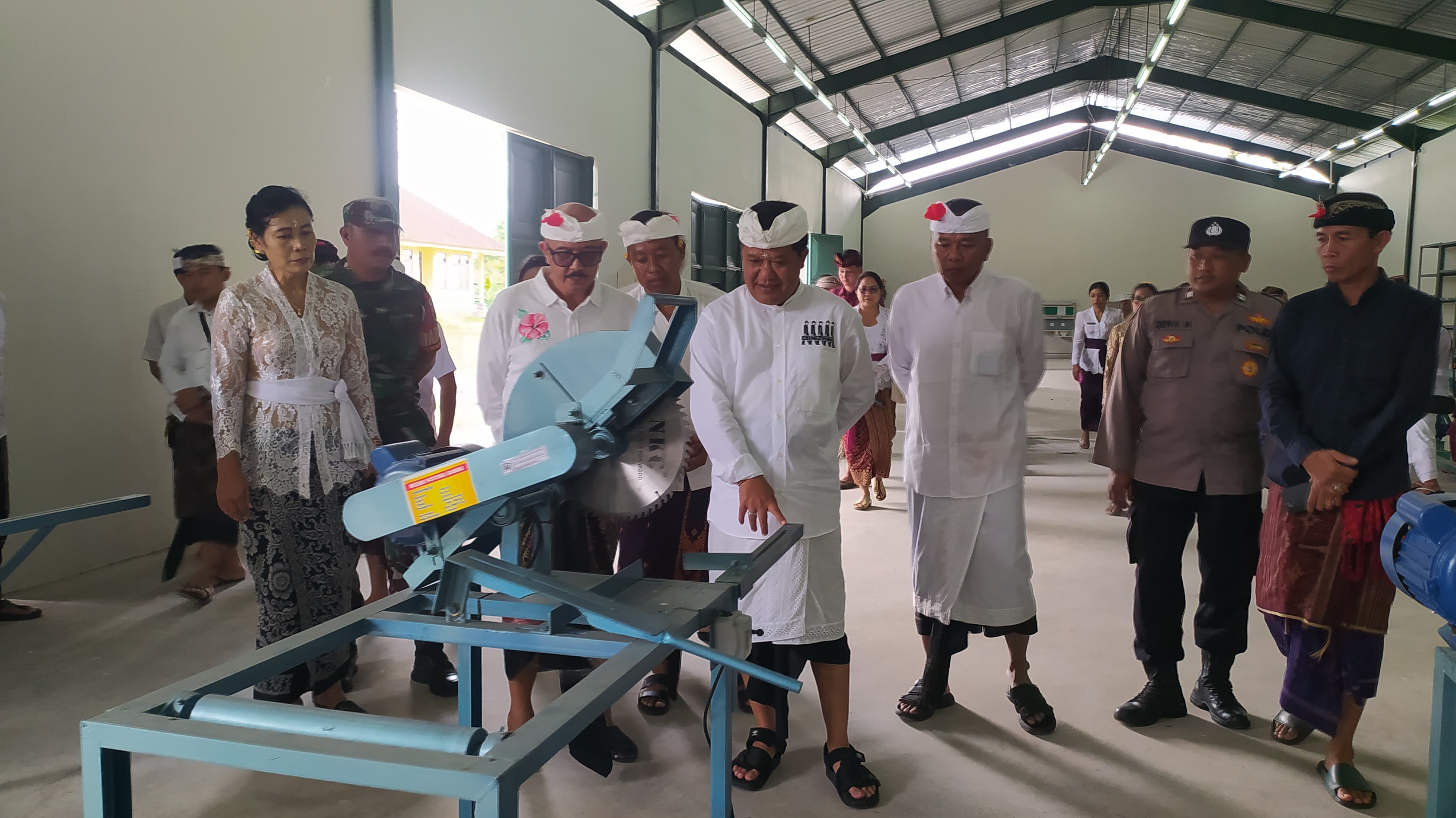 Bupati Bangli Sang Nyoman Sedana Arta mengecek peralatan di Sentra IKM Bambu, Sabtu (12/4/2025).