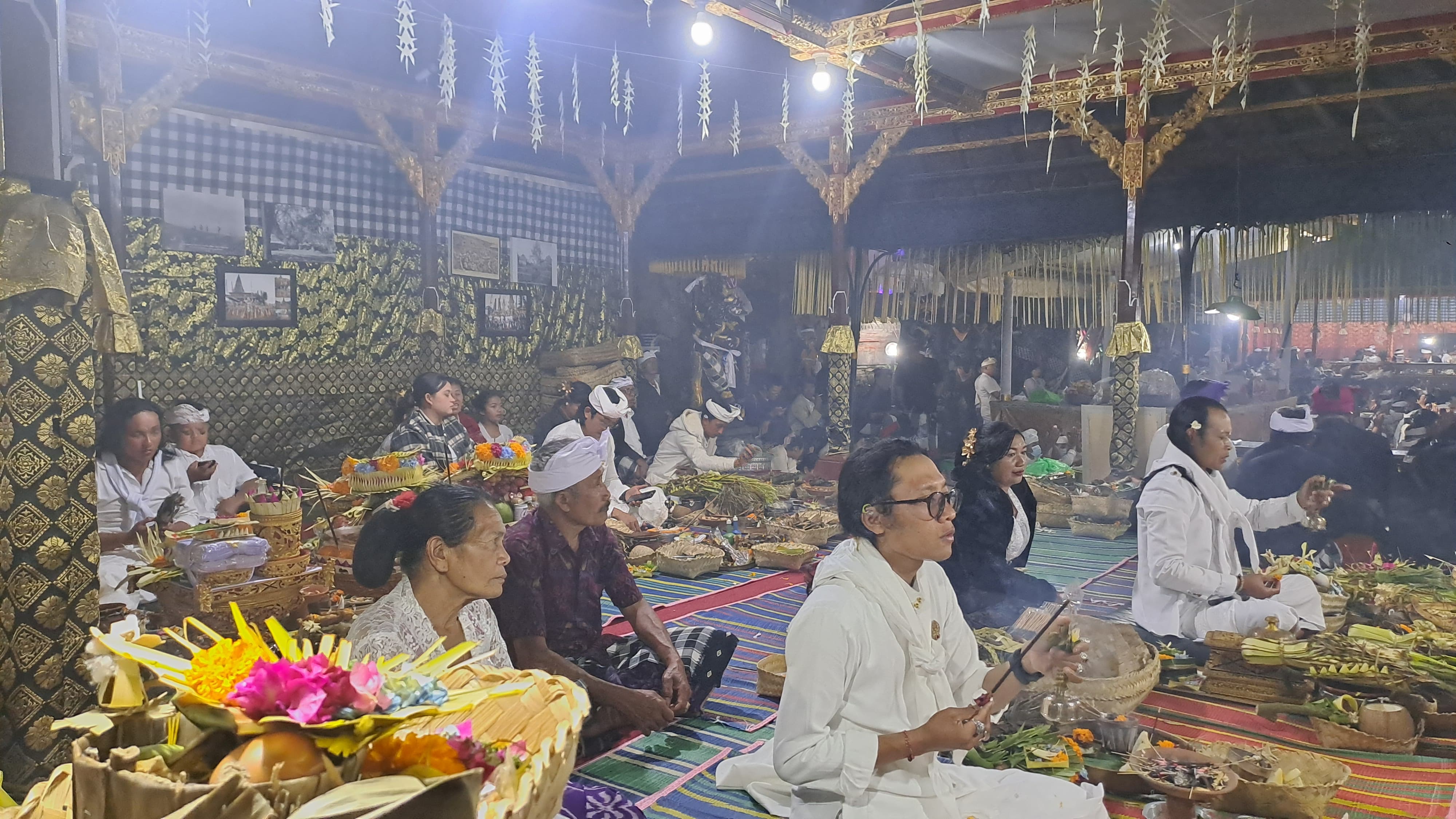 Salah satu rangkaian Karya Ngusaba Kadasa di Pura Ulun Danur Batur, Desa Adat Batur, Kecamatan Kintamani, Kabupaten Bangli, Bali, Sabtu (12/4/2025).
