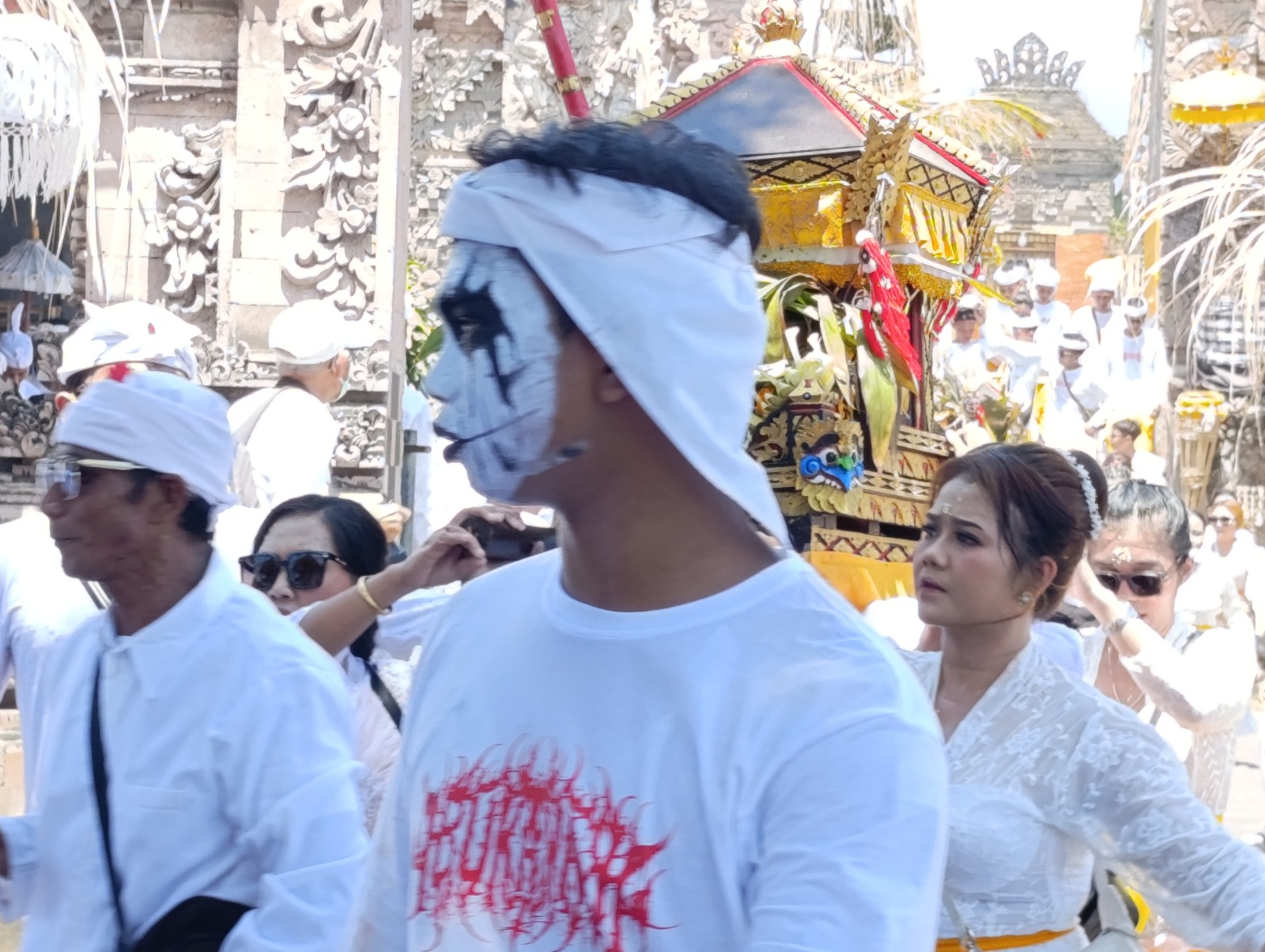 Beragam hiasan di wajah krama sebagai bentuk ekspresi saat Ngusaba Bukakak