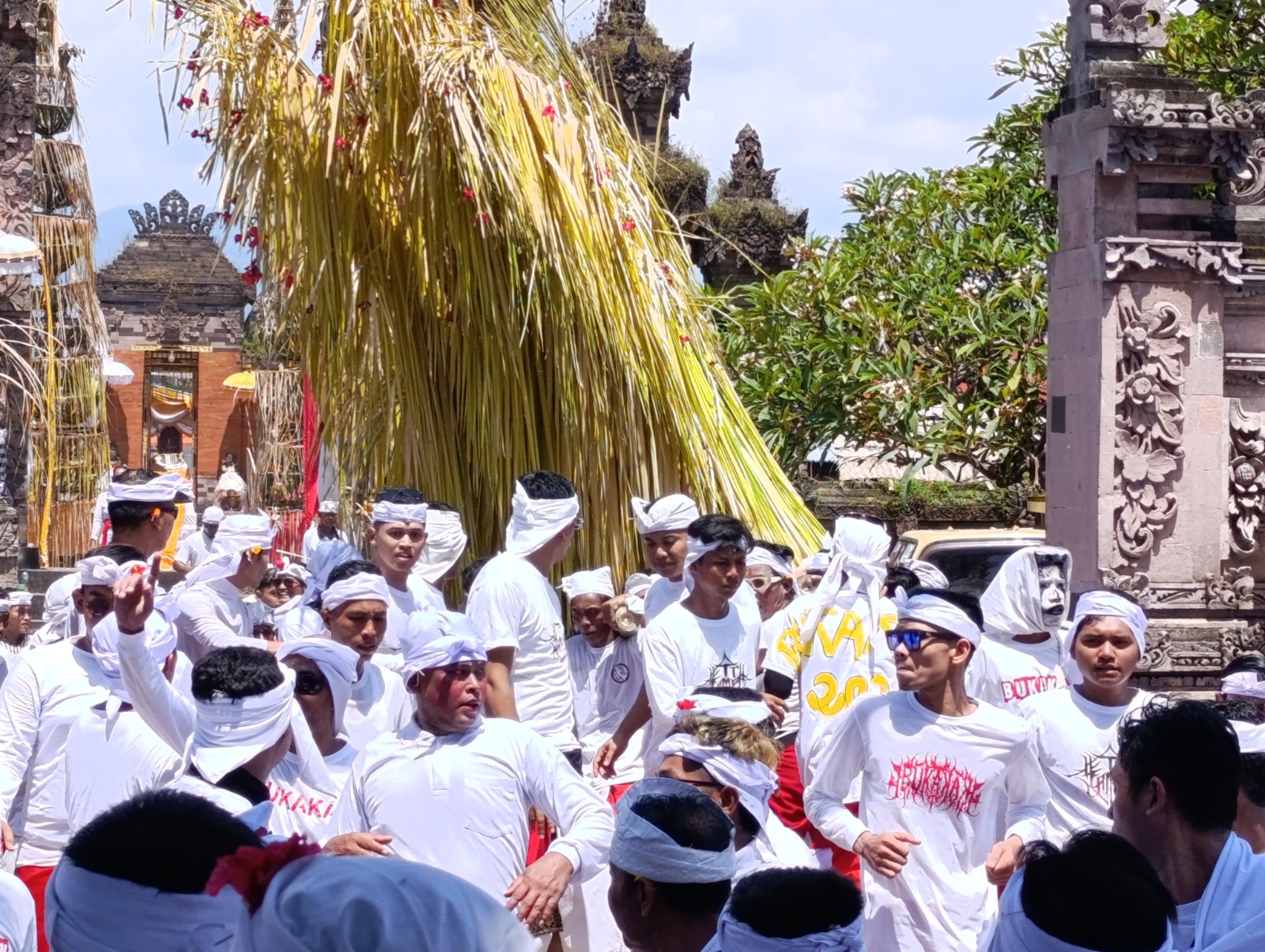 Sarad Agung tempat pelinggih Bukakak saat melancaran serangkaian ngusaba Bukakak pada Minggu (13/4) siang di Desa Adat Giri Emas, Kecamatan Sawan, Kabupaten Buleleng.