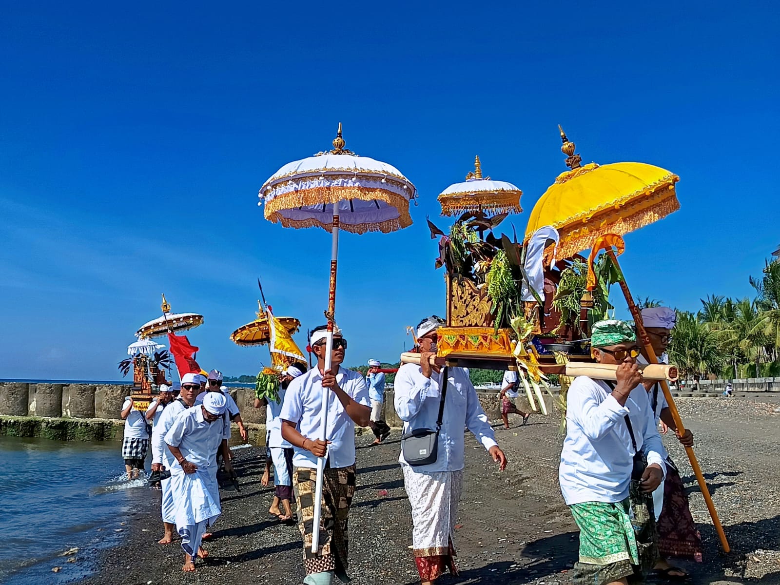 Sebanyak 76 Sarad di Desa Adat Buleleng melasti bertepatan pada Purnama Sasih Kedasa, Sabtu (12/4) sore di Pantai Pelabuhan Tua Buleleng