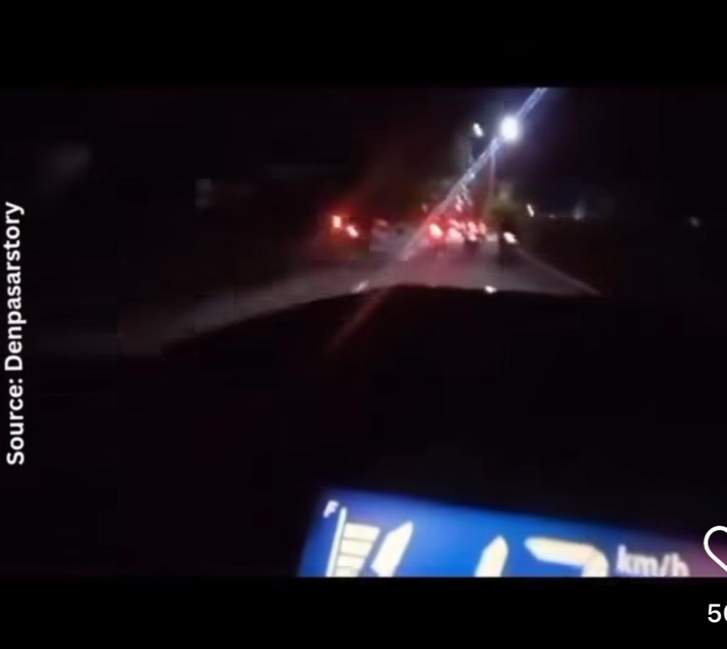 MERINDING: Aksi nekat pengendara motor di Jalan Bypass Ngurah Rai berujung tragis yang membuat netizen merinding.