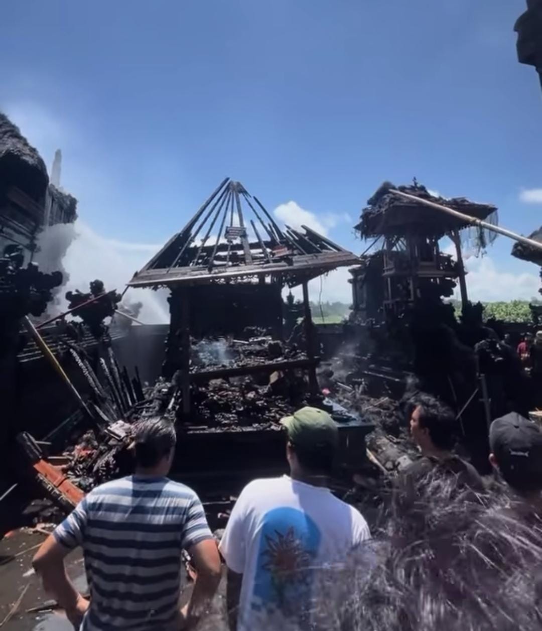TERBAKAR: Dua pura yang letaknya berdampingan di tepi pantai Desa Ketewel, Gianyar terbakar, diduga akibat percikan api dupa persembahyangan.