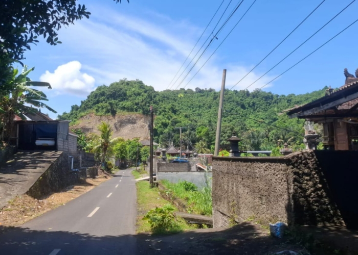 RUSAK LINGKUNGAN : Aktivitas pengerukan bukit di Dusun Buayang, Desa Gunaksa, Kecamatan Dawan, Klungkung yang membuat warga resah.