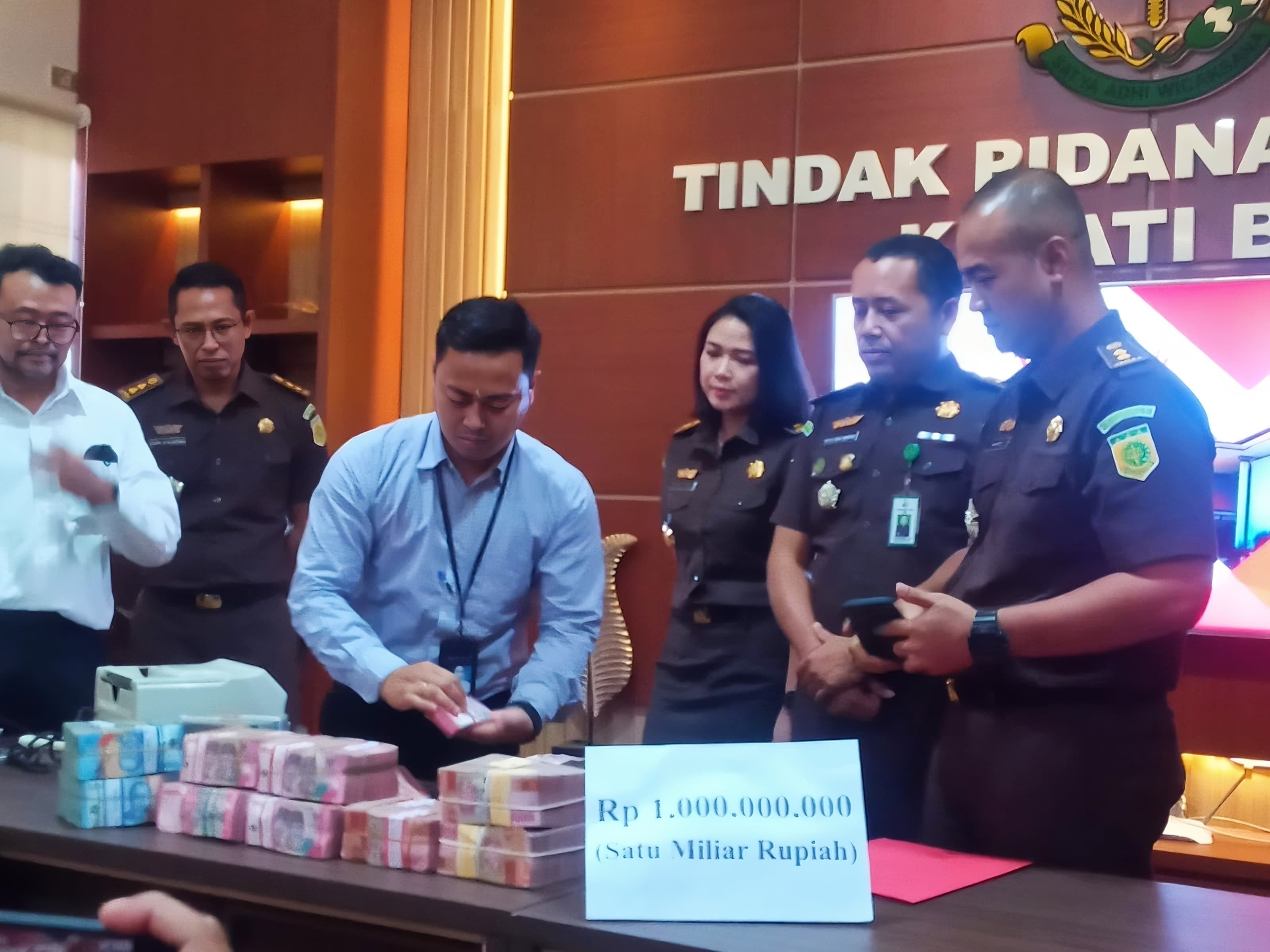 Barang bukti uang Rp 1 miliar yang disita Kejati Bali setelah diserahkan oleh pihak keluarga tersangka. (Bali Express/I Gede Paramasutha)