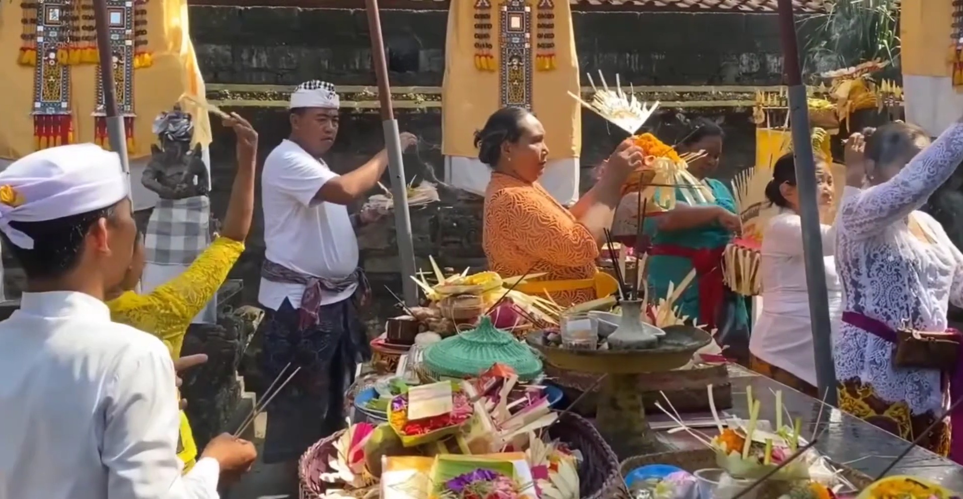 Merayakan Sugihan Jawa dan Sugihan Bali sebagai penyucian Bhuana Agung dan Bhuana Alit sebelum merayakan Hari Raya Galungan dan Kuningan