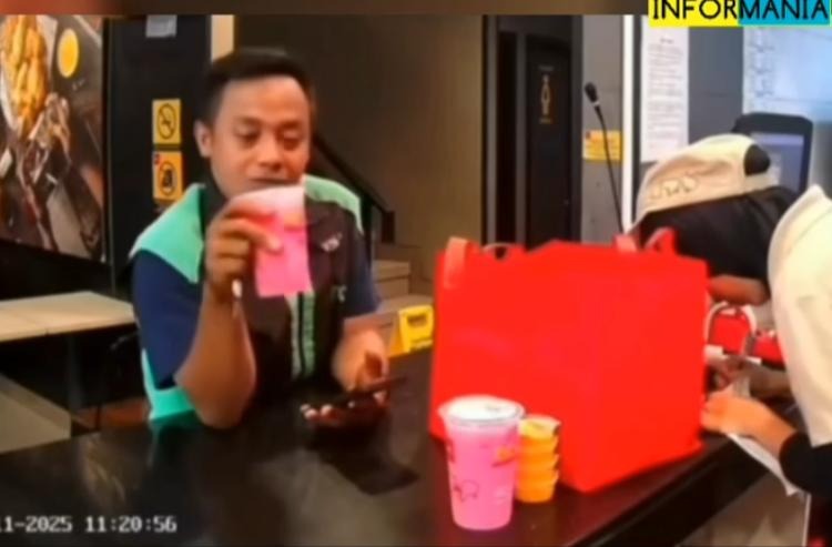 OJOL: Tangkapan layar seorang driver ojol mengambil minuman milik pelanggan di kasir.
