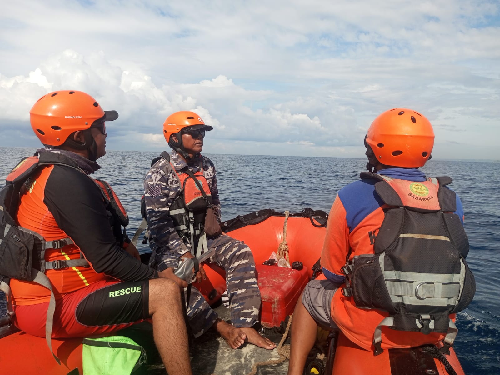 PENCARIAN: Tim SAR Gabungan saat melakukan pencarian terhadap pemancing yang dikabarkan hilang di Pantai Mimba, Padangbai, Kecamatan Manggis