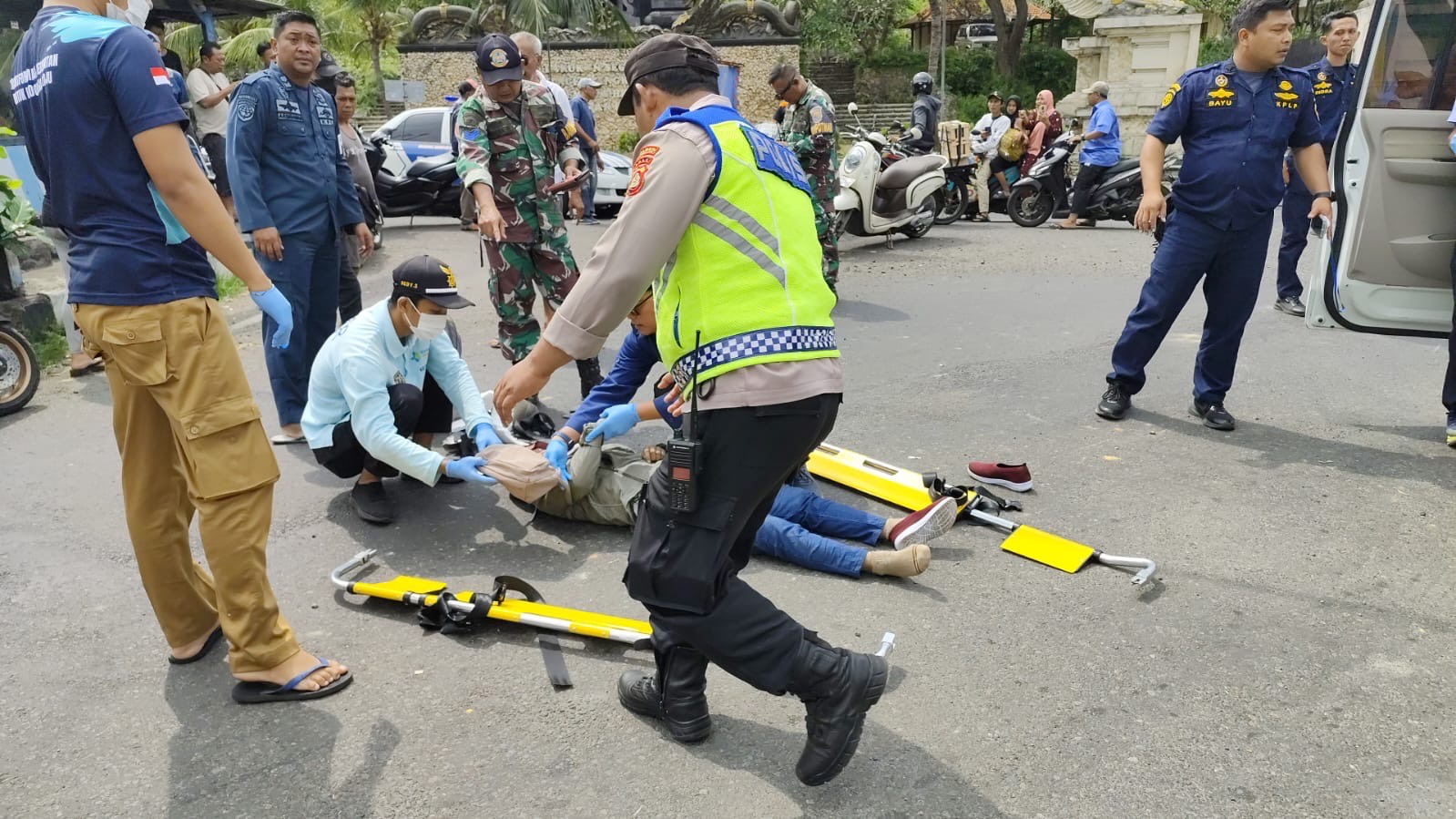 KECELAKAAN: Kecelakaan terjadi di Jalan Denpasar&ndash;Gilimanuk KM 127-128, tepatnya di simpang tiga Patung Budha, Kelurahan Gilimanuk, Kecamatan Melaya, Kabupaten Jembrana, Senin (14/4).
