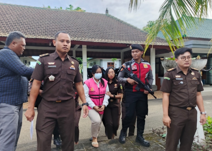 TERSANGKA : Kajari Jembrana, Salomina Meyke Saliama, saat konferensi pers di kantor Kejari Jembrana, Selasa (15/4/2025).
