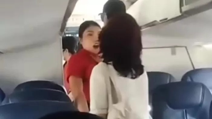 REKAMAN: Tangkapan layar perempuan berbaju putih yang diduga anggota DPRD ini mencekik seorang pramugari, Senin (14/4/2025).