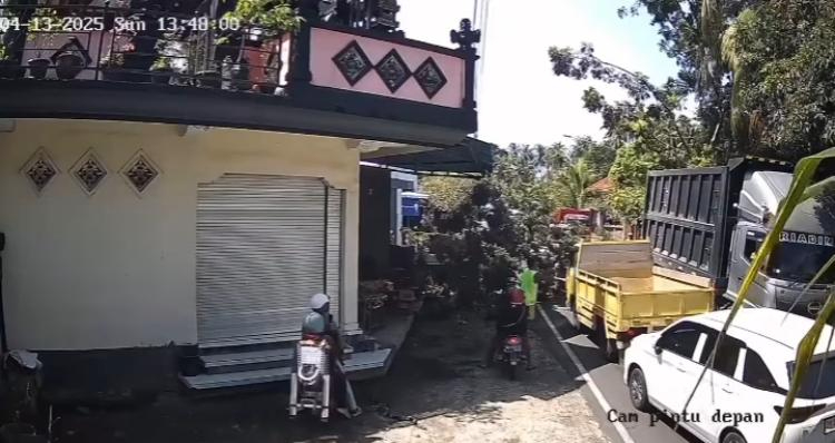 Mobil Putih Tertimpa batang pohon usai disenggol truk di Jalan Raya Manggis