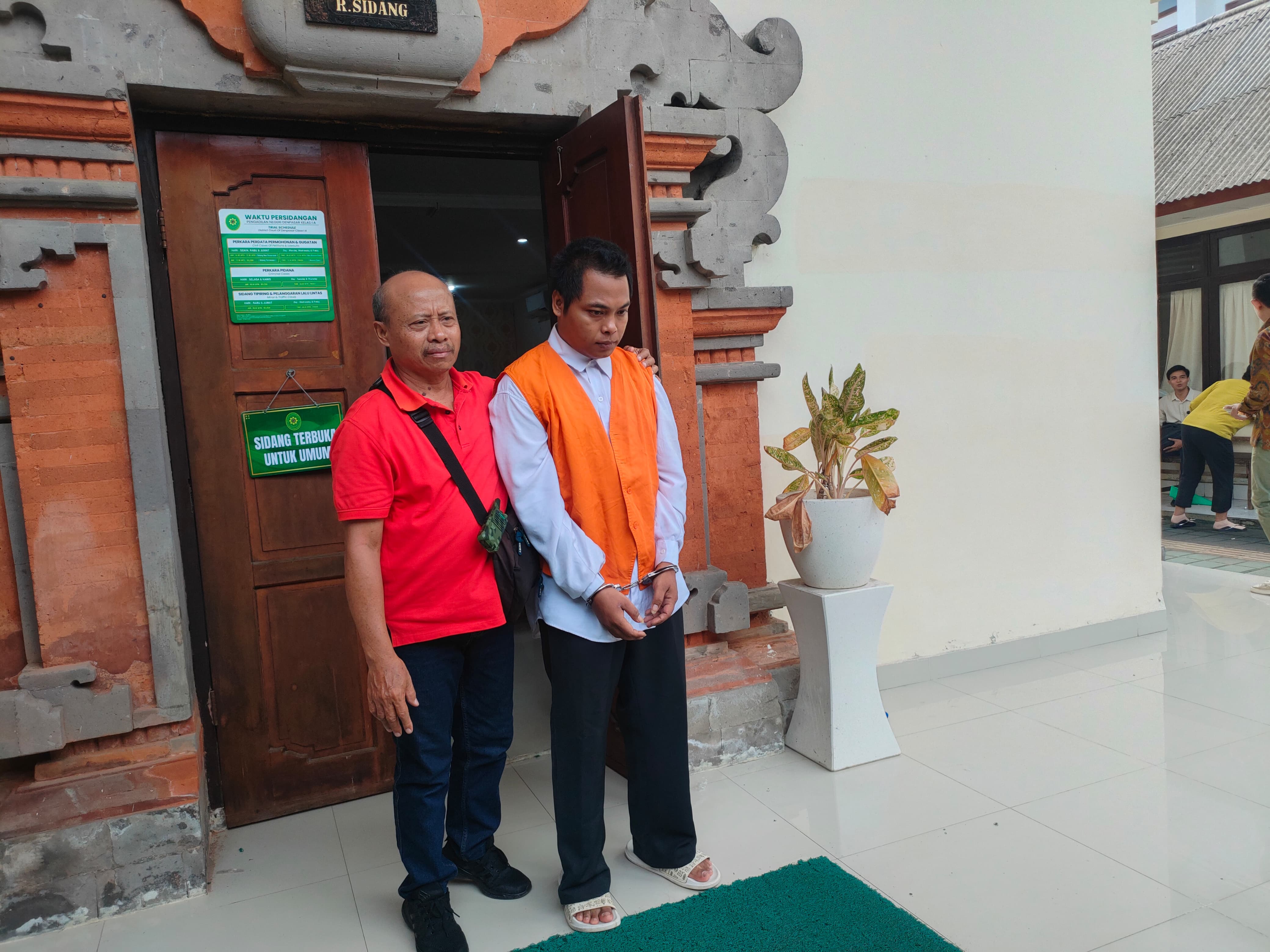 Tertunduk: Terdakwa Agus Sugianto tertunduk lesu usai menjalani sidang tuntutan. (ges)
