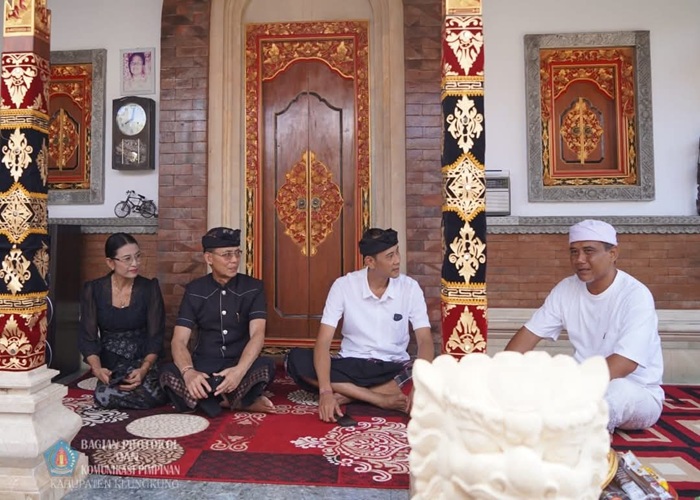 SANTUNAN : Bupati dan Wakil Bupati Klungkung saat melayat ke rumah salah seorang warga.