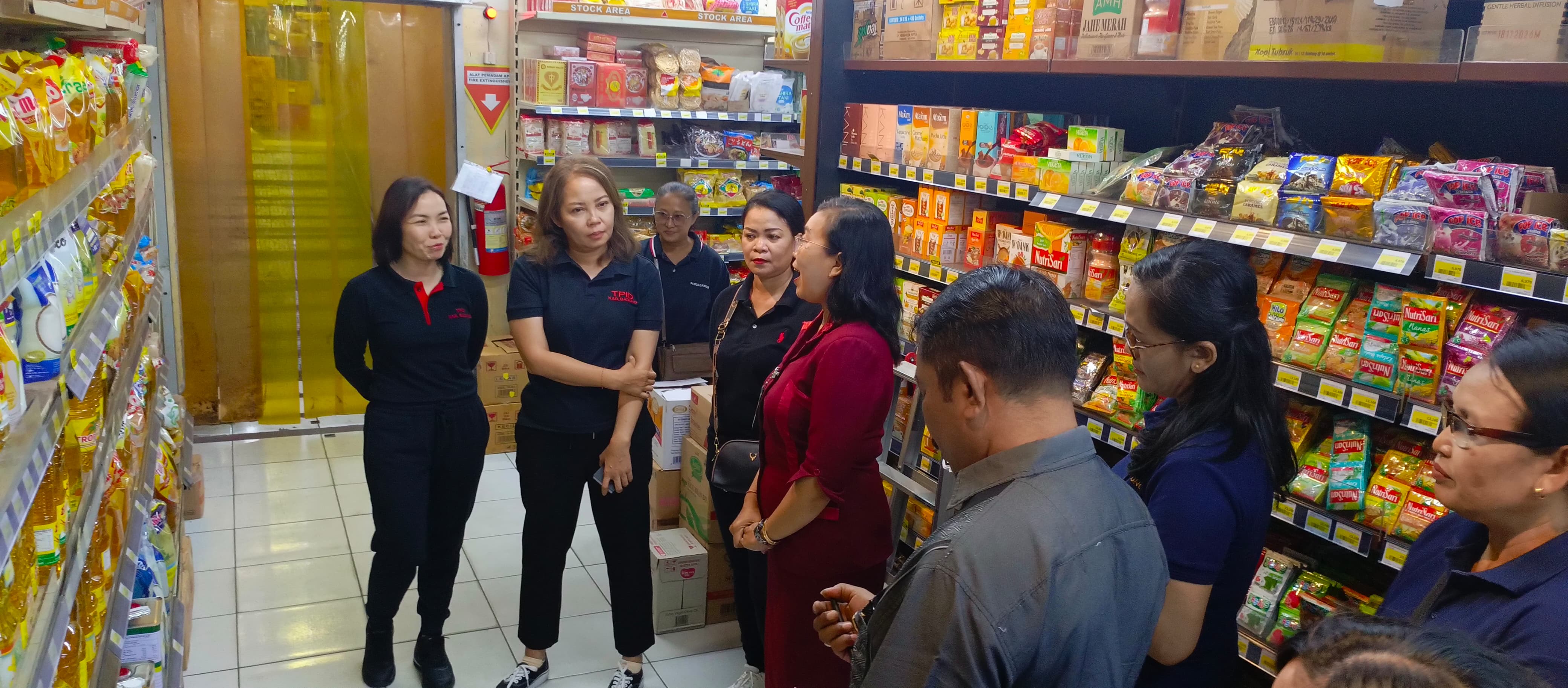PEMANTAUAN: TPID Badung saat melakukan pemantauan harga di sejumlah pasar di Kabupaten Badung.