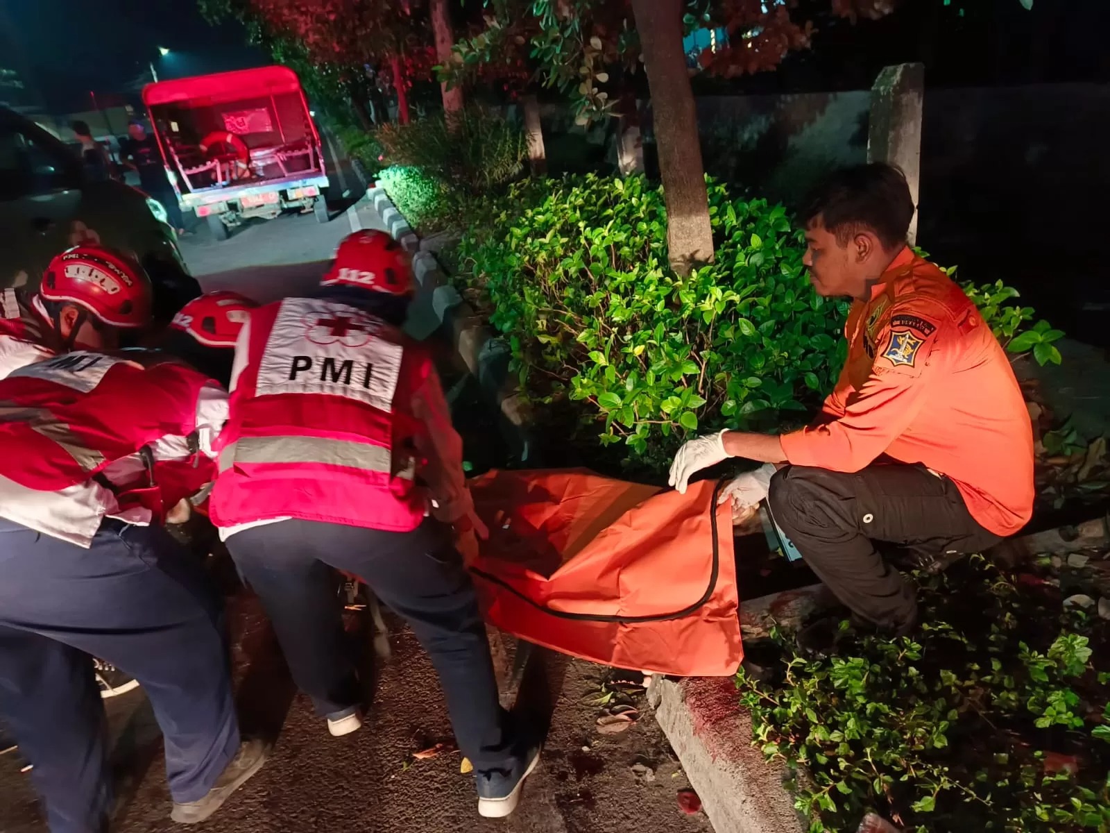 Petugas mengevakuasi jenazah A, 23, yang ditemukan meninggal dunia di Jalan Gunung Anyar Indah, Surabaya.