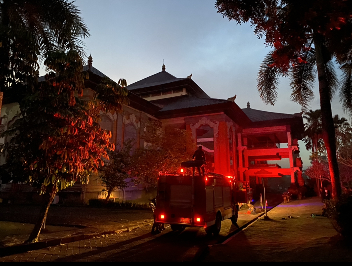 TERBAKAR: Diskarmat Badung saat melakukan pemadaman dari kebakaran genset di DPRD Badung, Rabu (16/4).