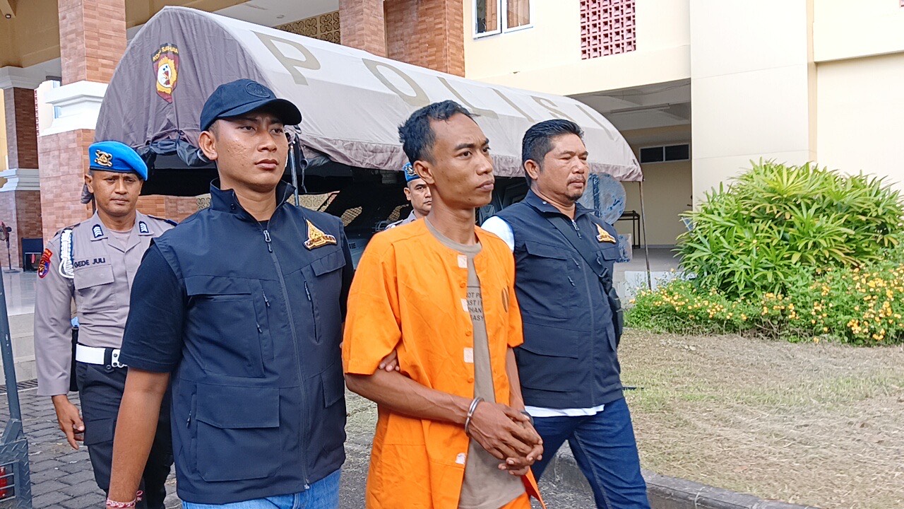 MENCURI: Tersangka pencurian di Gedong Busana Pira Desa Puseh Balai Agung, Desa Adat Dangintukadaya saat digiring menuju Aula Mapolres Jembrana, Rabu (16/4/2025).