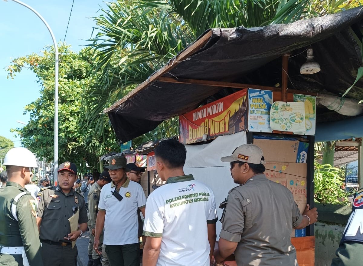 PENERTIBAN: Petugas gabungan melakukan penertiban penggunaan trotoar sebagai tempat berjualan, di wilayah Kecamatan Kuta, Rabu (16/4).