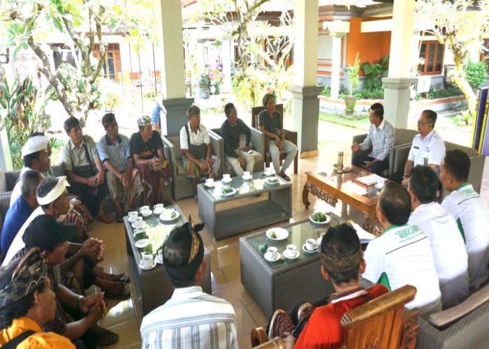 KENDALA : Audiensi dari 13 Kelian Subak yang berasal dari Kecamatan Banjarangkan dan Kecamatan Klungkung, Rabu (16/4/2025), di Rumah Jabatan Bupati Klungkung.