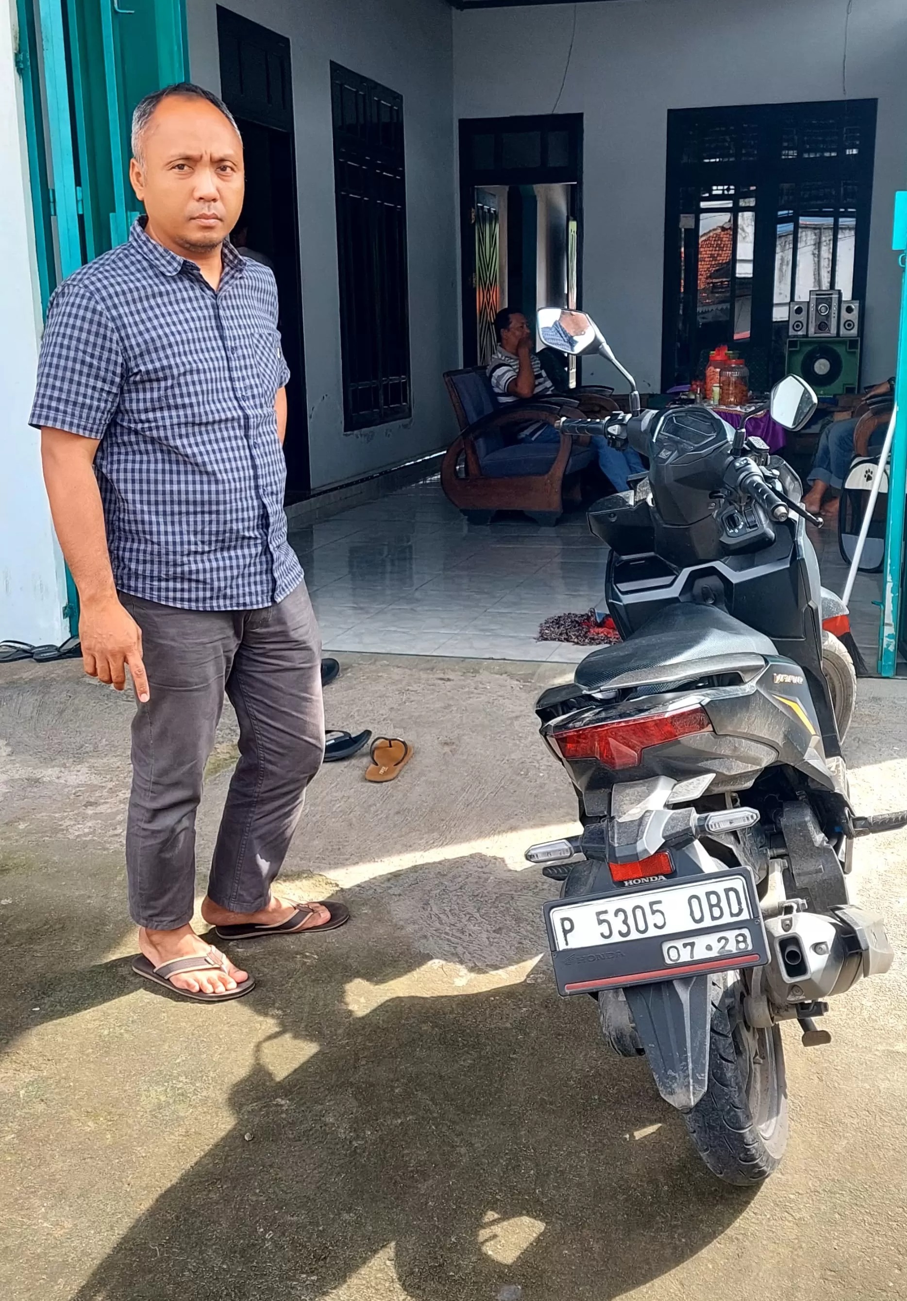 CEK: Kanitreskrim Polsek Genteng Ipda Sujarwadi mengecek kendaraan yang ditemukan dengan nomor polisi sesuai yang dipakai pelaku gendam Selasa (15/4).