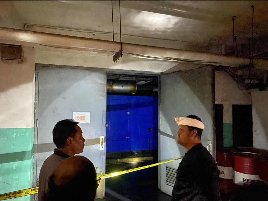 TERBAKAR: Wakil Bupati Badung, Bagus Alit Sucipta saat meninjau kebakaran di Gedung DPRD Badung, Rabu (16/4).