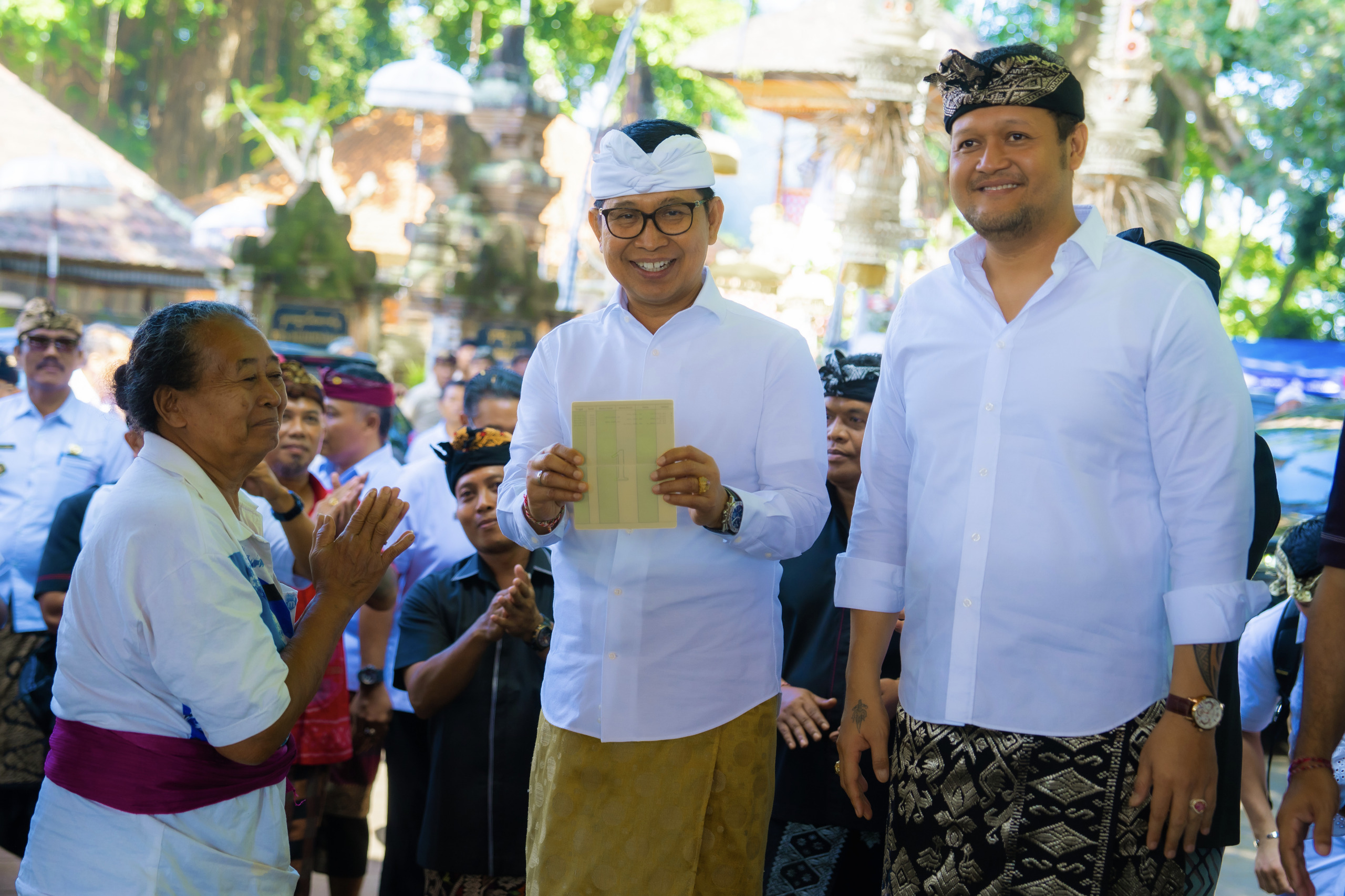 BANTUAN: Bupati Adi Arnawa dan Wabup Bagus Alit Sucipta menyerahkan bantuan Rp 2 juta per KK untuk umat Hindu, menjelang Galungan dan Kuningan.