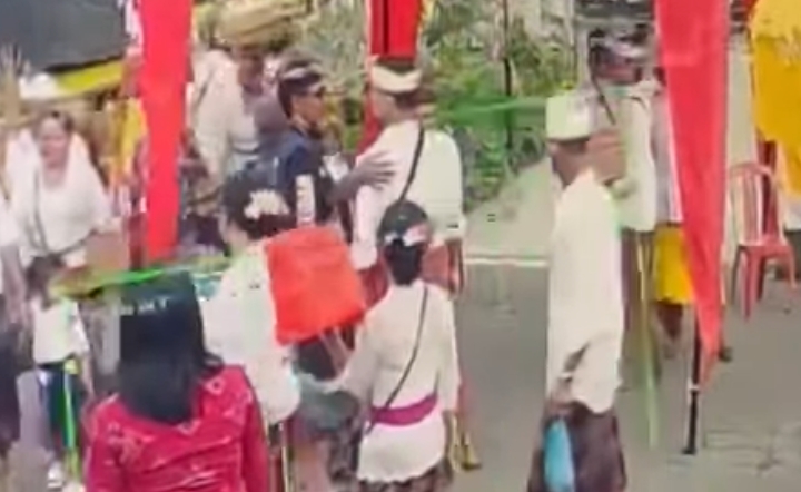 Viral video pemukulan pacalang di Pura Agung Besakih, Kabupaten Karangasem, Bali.