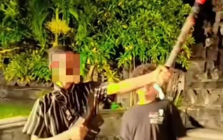 Pria Pamer Atraksi Tahan Sajam di Lapangan Renon Denpasar